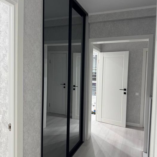 Шкаф и обувница для прихожей в серых тонах