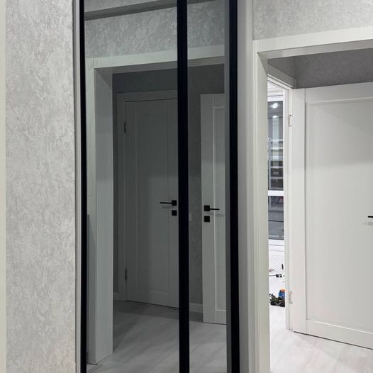 Шкаф и обувница для прихожей в серых тонах