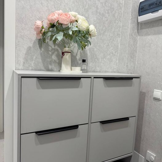 Шкаф и обувница для прихожей в серых тонах