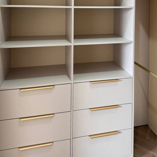 Элегантная гардеробная с акцентами золота