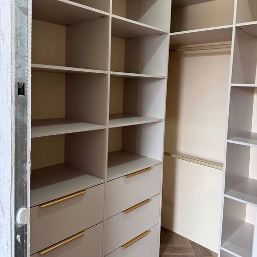 Элегантная гардеробная с акцентами золота