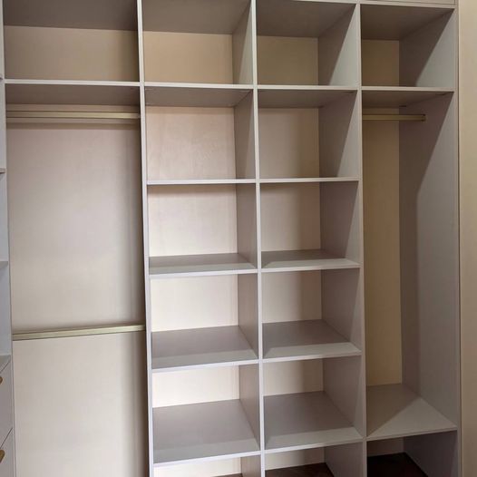 Элегантная гардеробная с акцентами золота