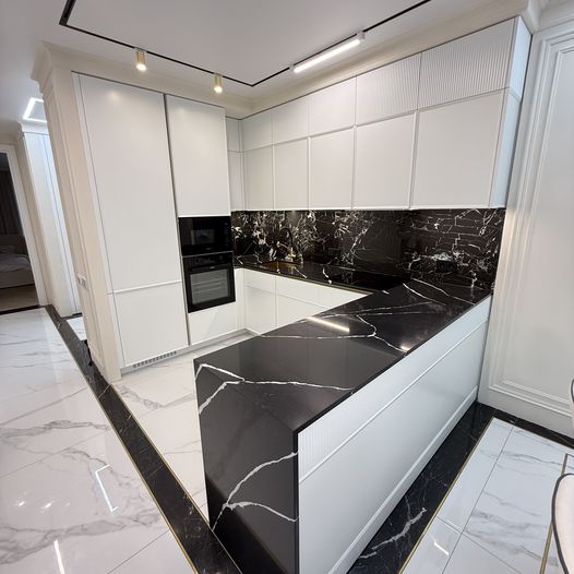 Кухня п-образная белая с черным фартуком