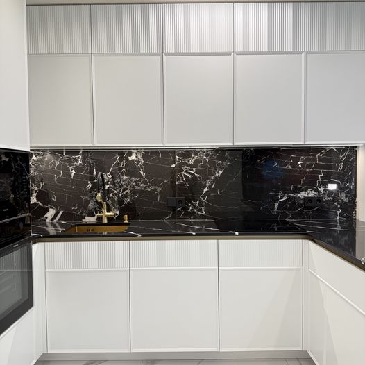 Кухня п-образная белая с черным фартуком