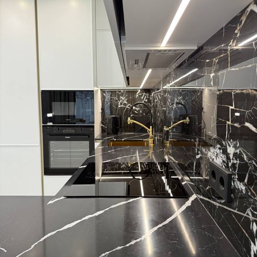 Кухня п-образная белая с черным фартуком