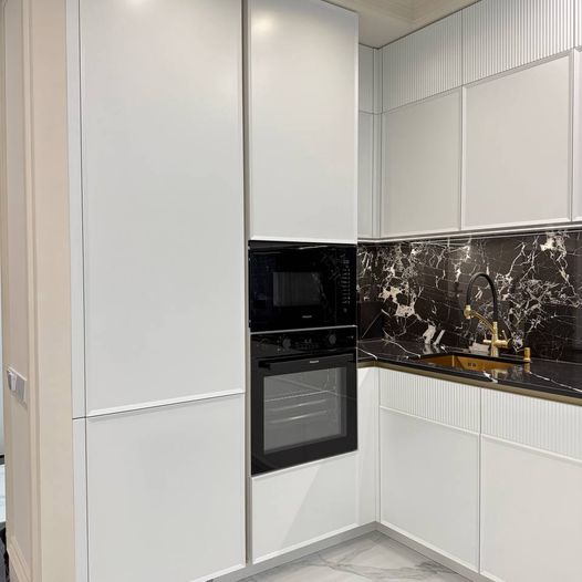 Кухня п-образная белая с черным фартуком