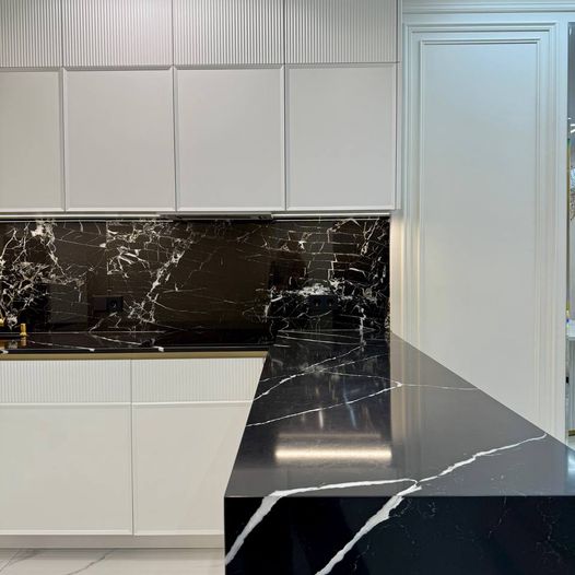 Кухня п-образная белая с черным фартуком