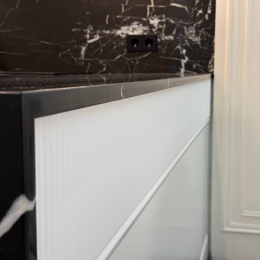 Кухня п-образная белая с черным фартуком