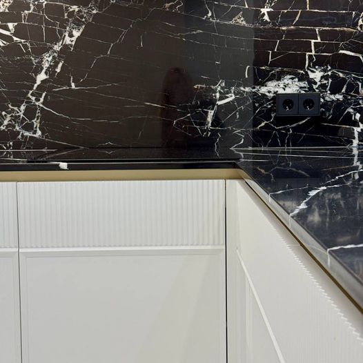 Кухня п-образная белая с черным фартуком