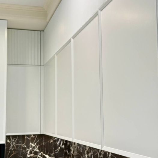 Кухня п-образная белая с черным фартуком