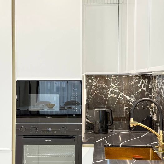 Кухня п-образная белая с черным фартуком